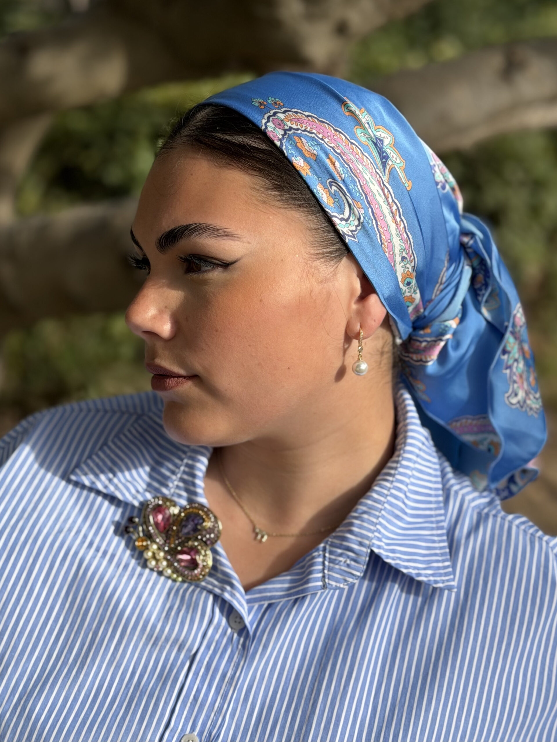 מטפחת משולש כחולה עם הדפסים צבעונים