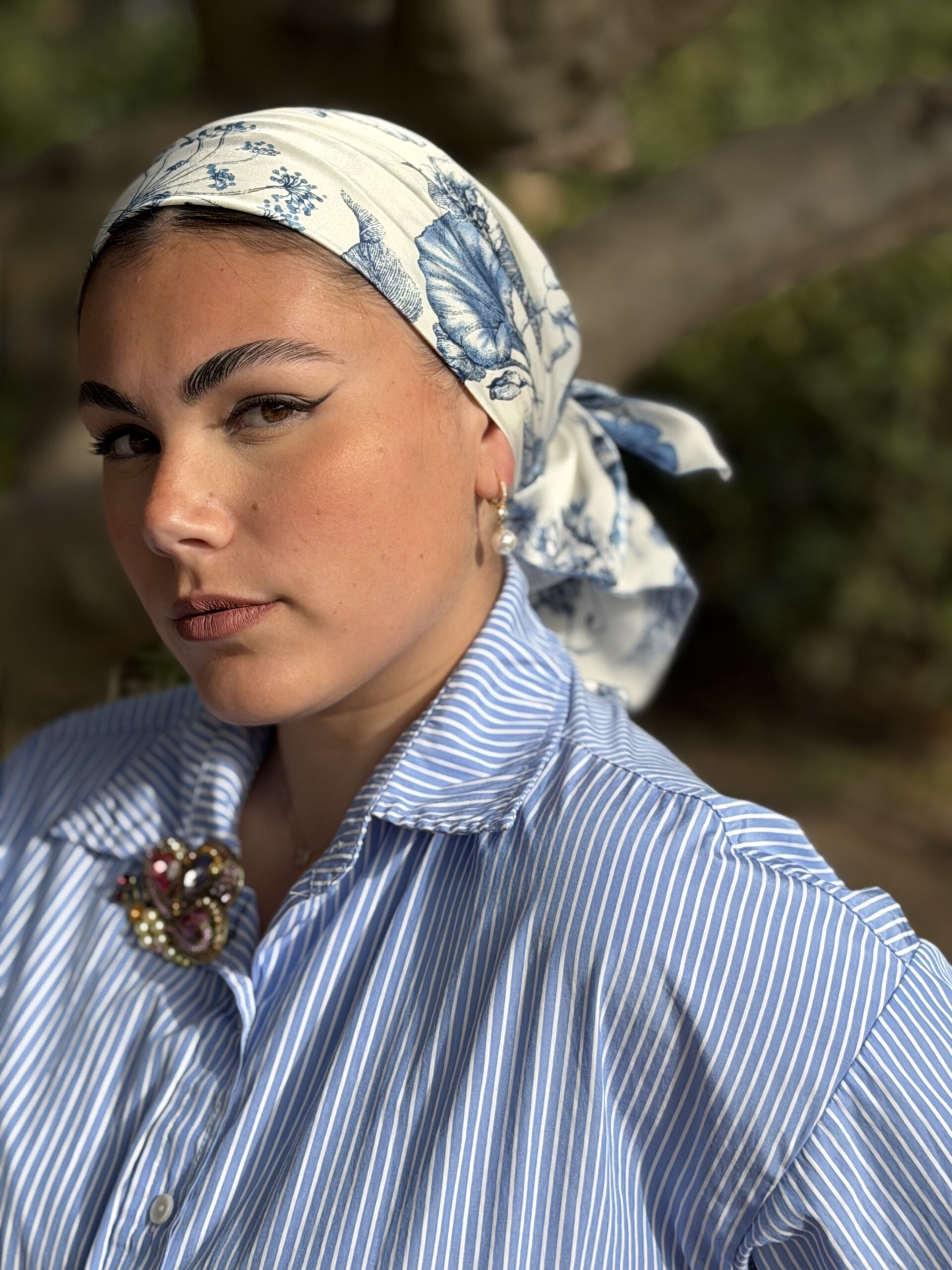 מטפחת משולש לבנה עם פרחים כחולים