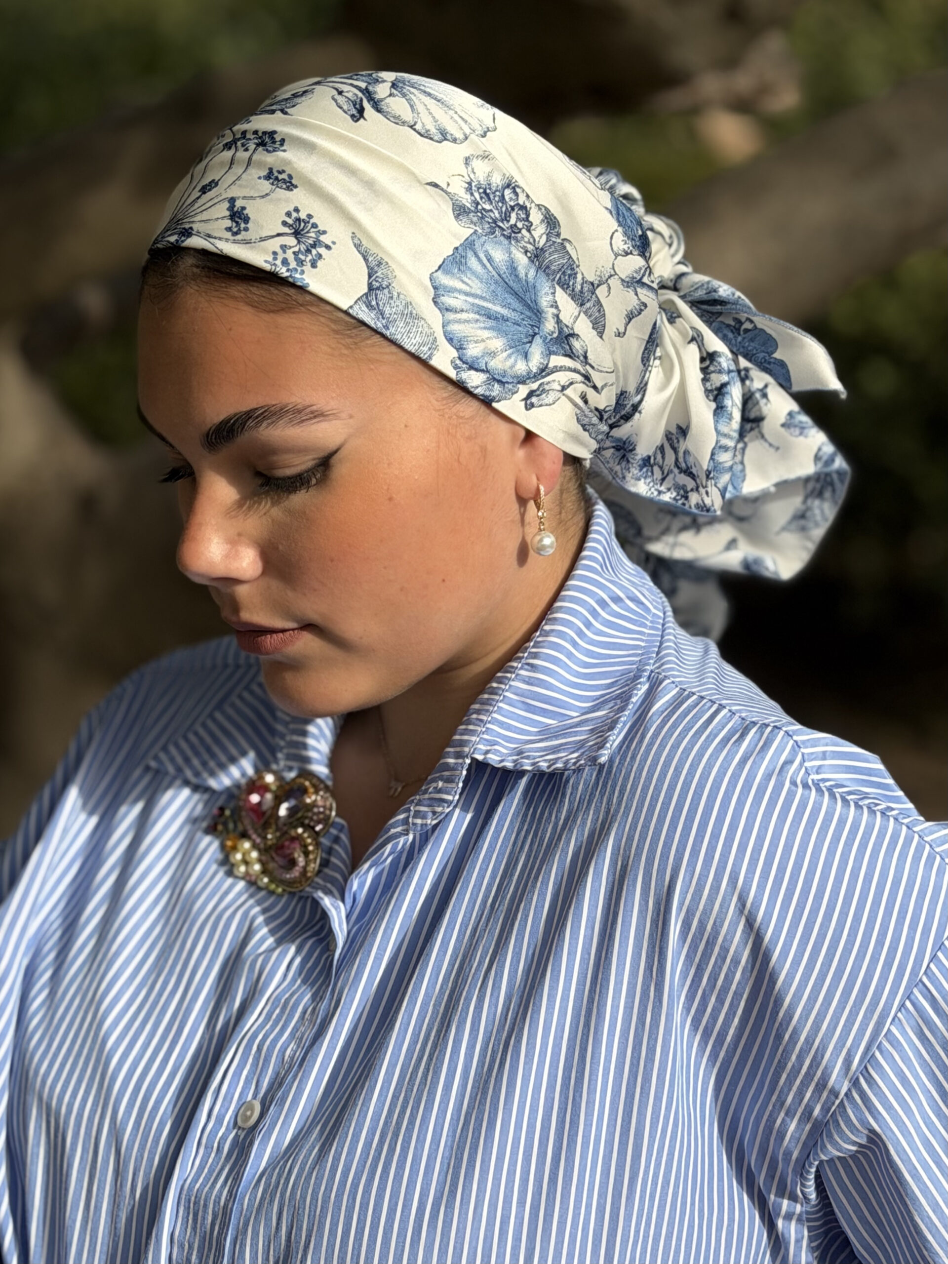 מטפחת משולש לבנה עם פרחים כחולים – תמונה 3