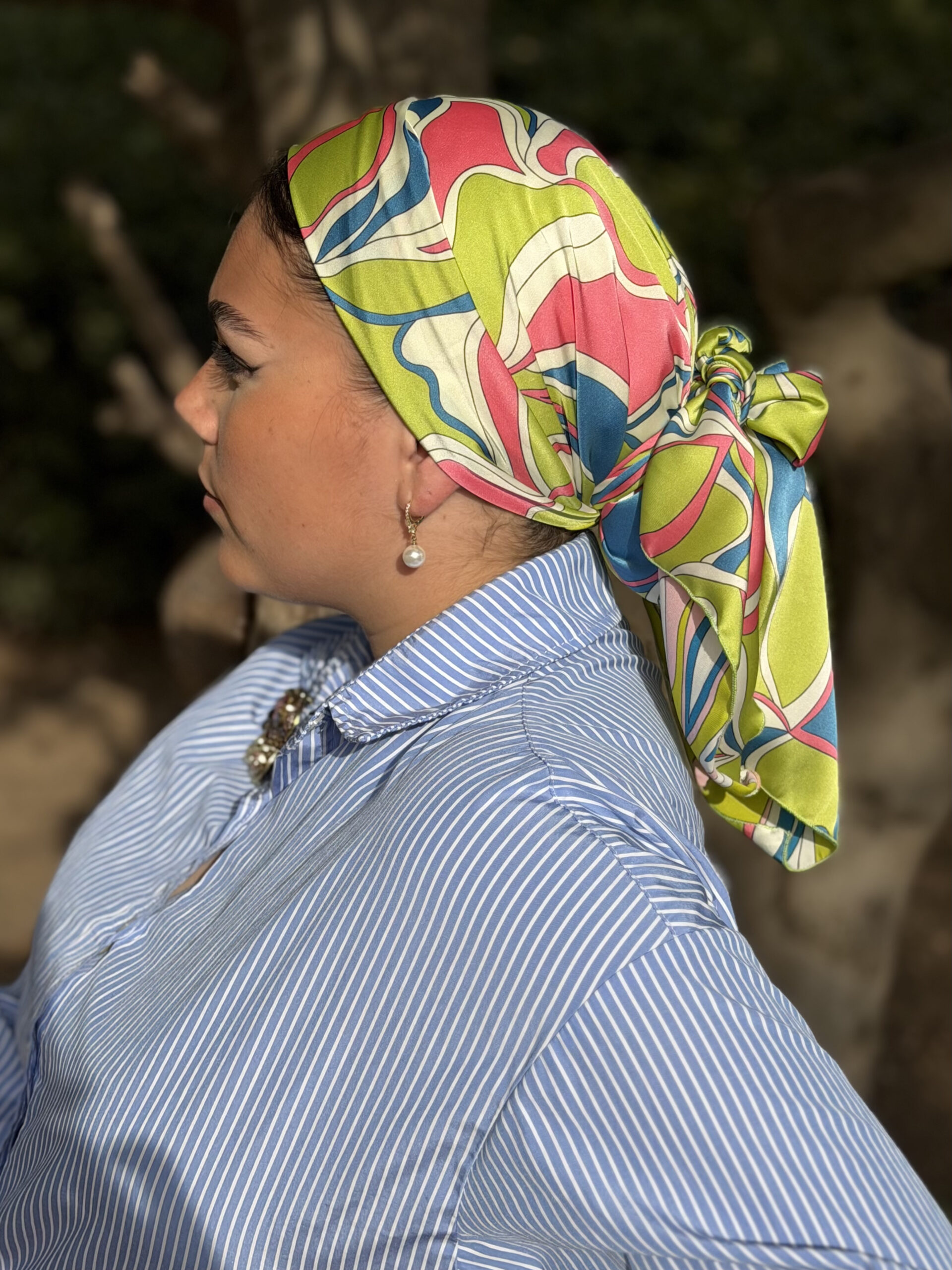 מטפחת משולש ירוקה עם הדפסים צבעונים