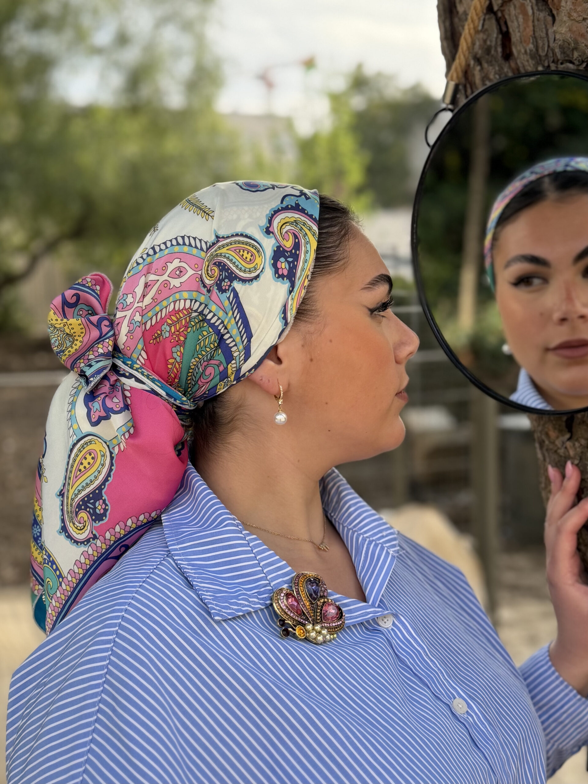 מטפחת משולש לבנה עם הדפסים צבעונים