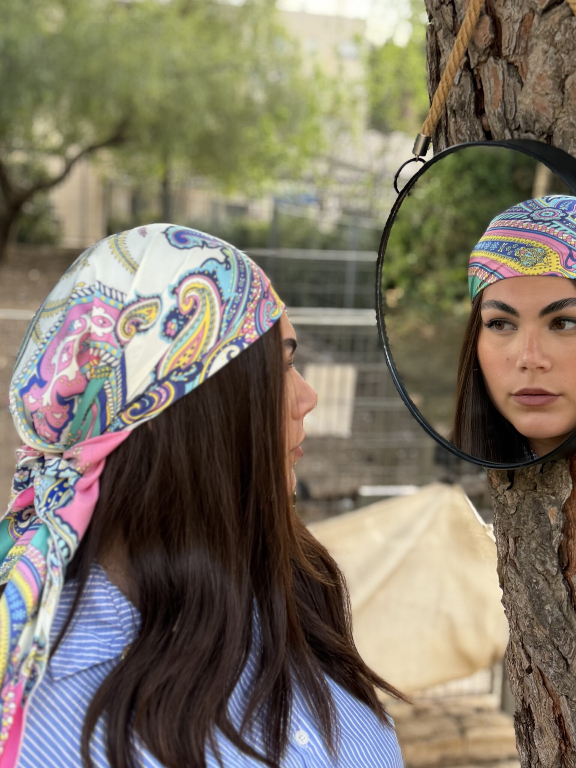 מטפחת משולש לבנה עם הדפסים צבעונים