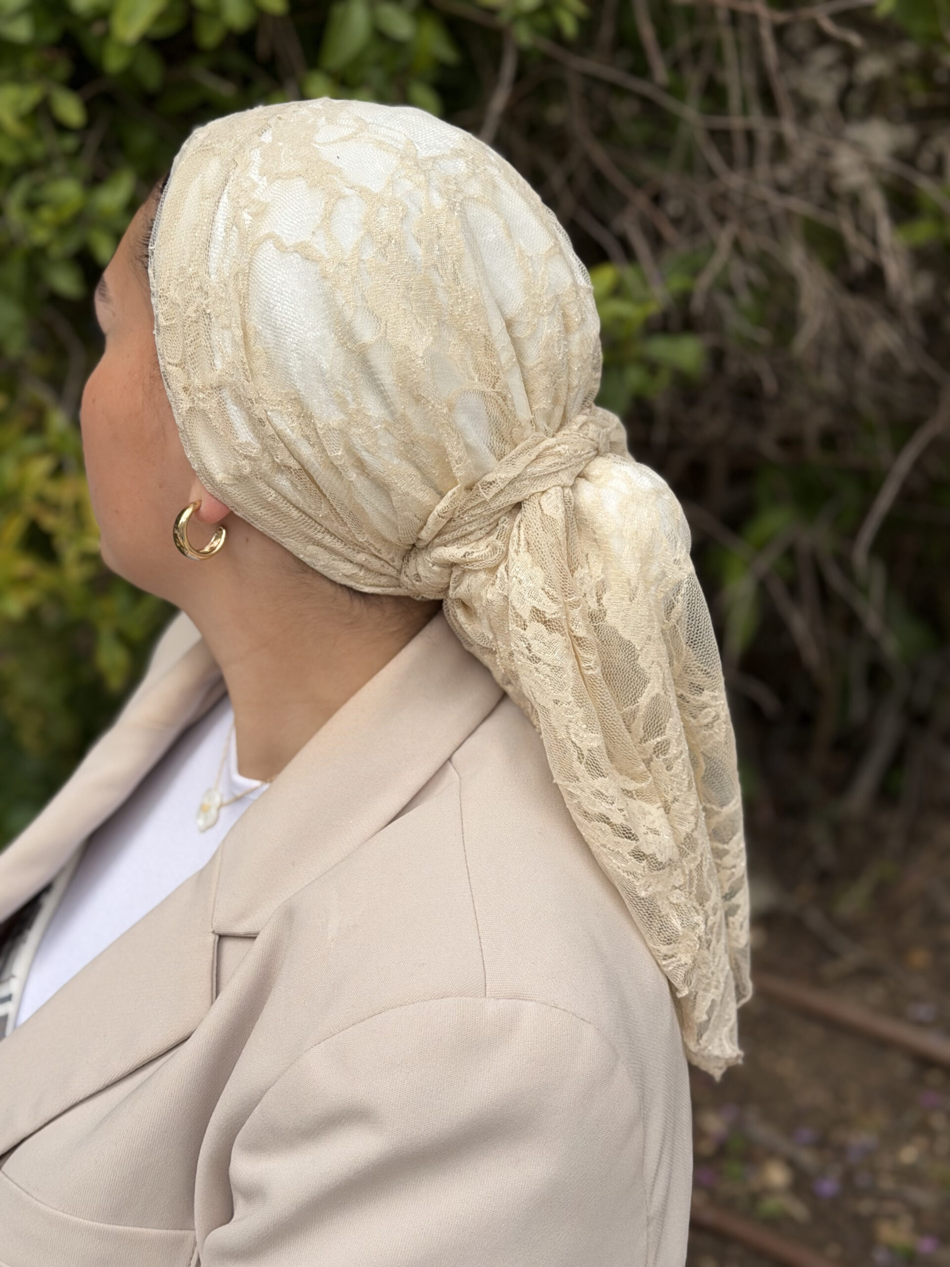 מטפחת משולש תחרה בז'