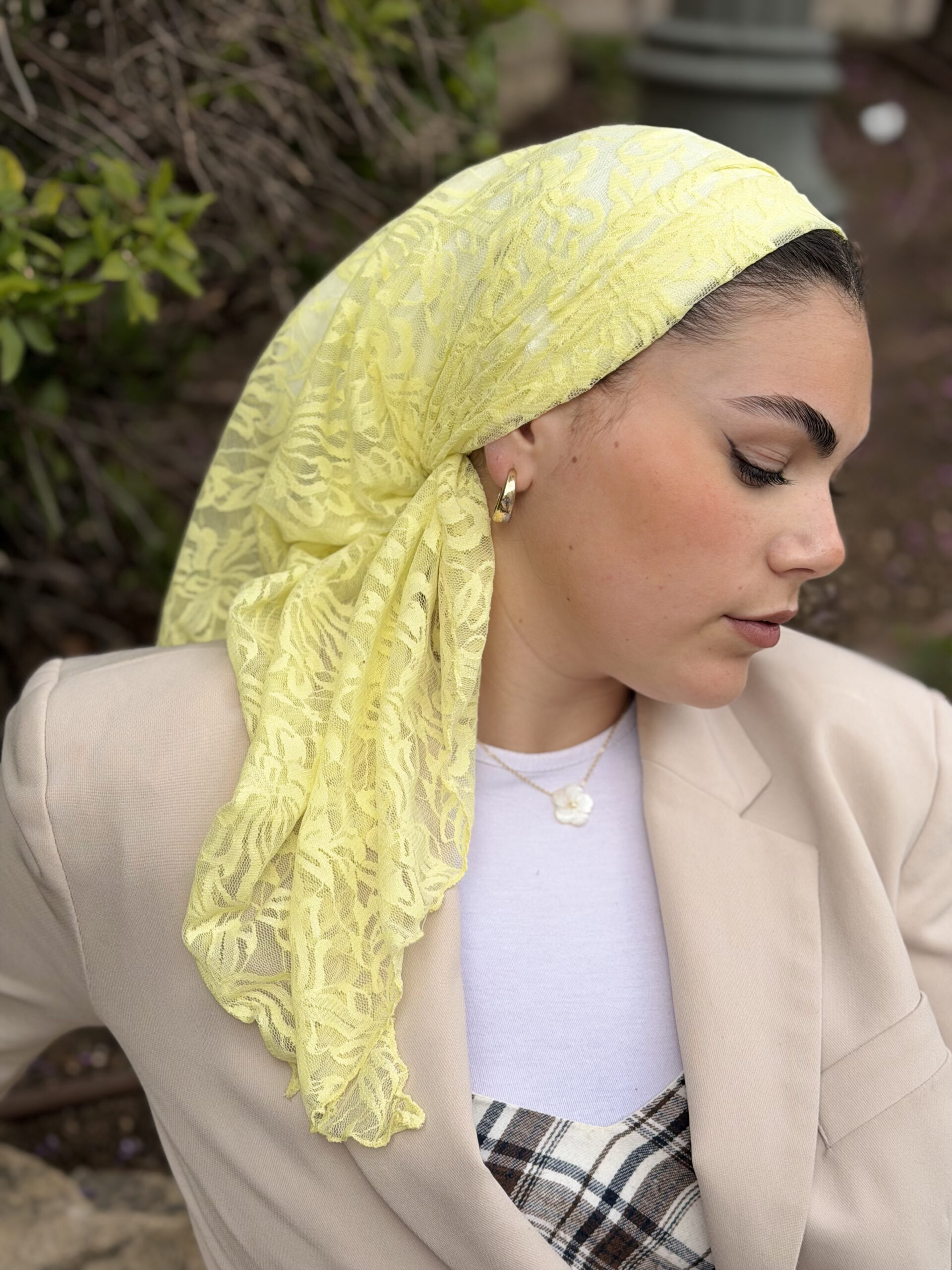 מטפחת משולש תחרה צהובה