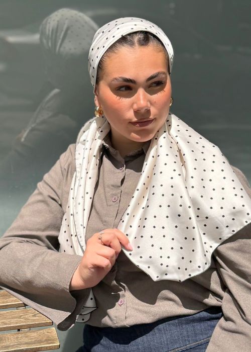 מטפחת מוכנה ללבישה בקליק לבנה מודפסת עם נקודות שחורות
