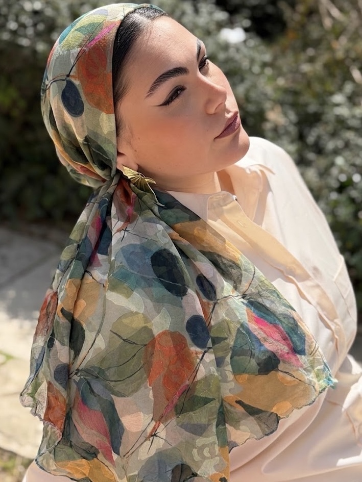 מטפחת מודפסת עלים צבעונים