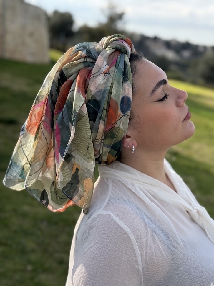מטפחת מודפסת עלים צבעונים