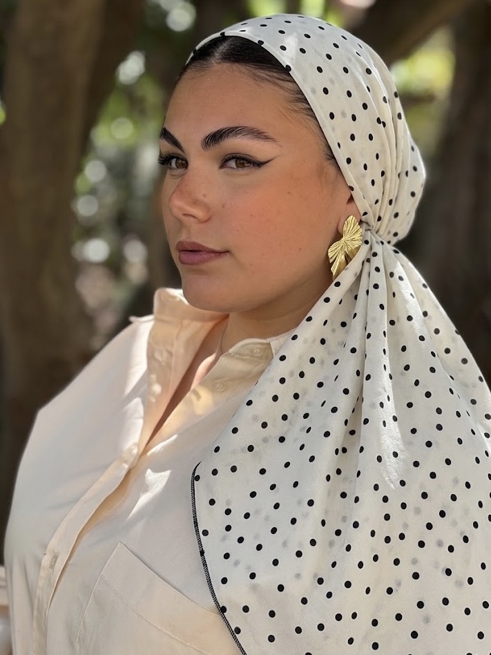 מטפחת מודפסת לבנה עם נקודות שחורות