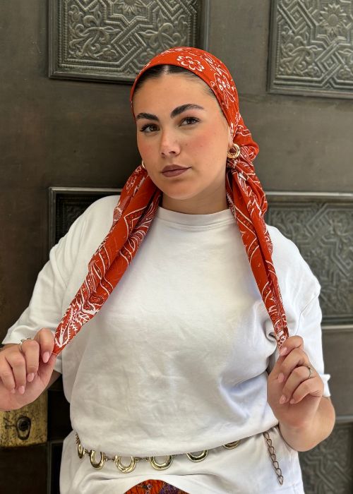 מטפחת מרובעת בהדפס בנדנה חמרה עם נקודות זהב – תמונה 4