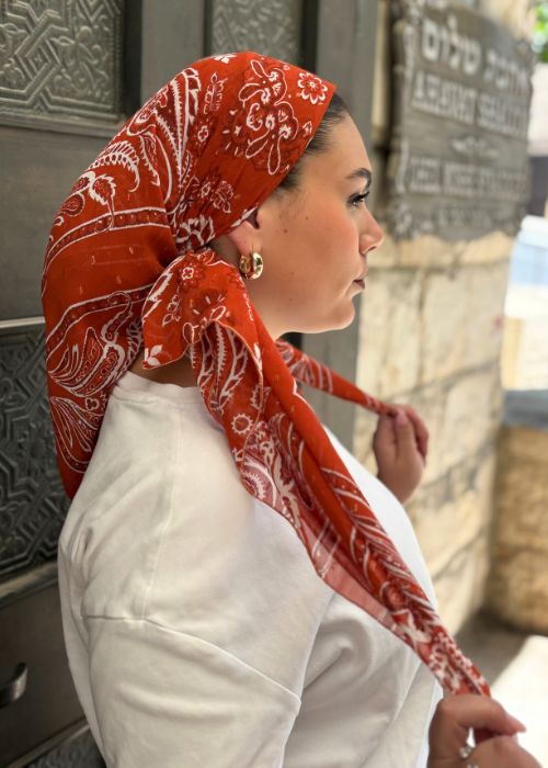 מטפחת מרובעת בהדפס בנדנה חמרה עם נקודות זהב – תמונה 3