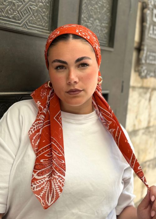 מטפחת מרובעת בהדפס בנדנה חמרה עם נקודות זהב