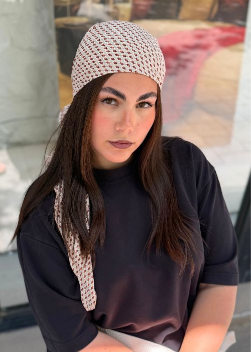 מטפחת משולשת אפור עם הדפסי בורדו וכתום