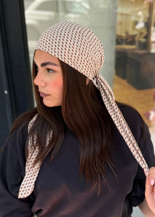 מטפחת משולשת אפור עם הדפסי בורדו וכתום