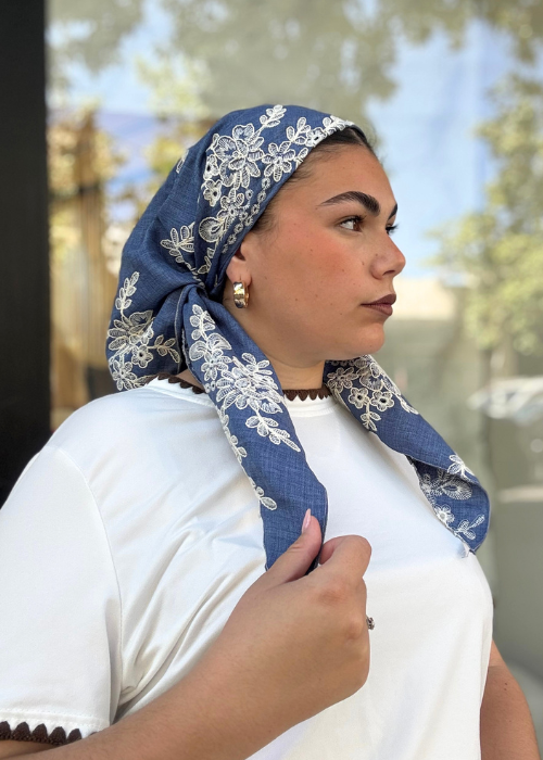 מטפחת משולשת ג'ינס עם פרחים רוקמים