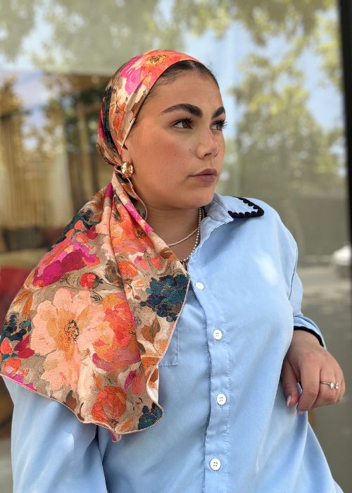 מטפחת מודפסת פרחונית ורוד כחול כתום ובז'