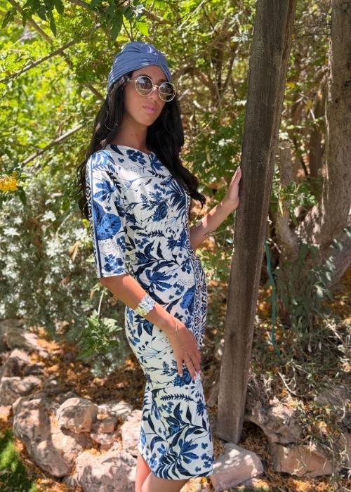 שמלת קיץ צנועה לבנה מודפסת כחול ובורדו
