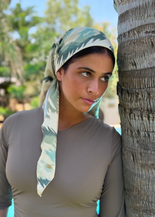 מטפחת משולשת מודפסת לבנה וירוקה