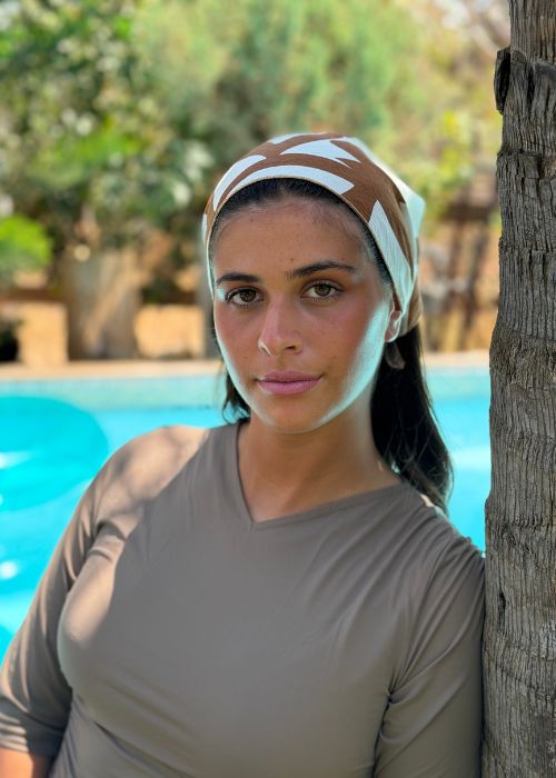 מטפחת משולשת מודפסת לבנה וחומה