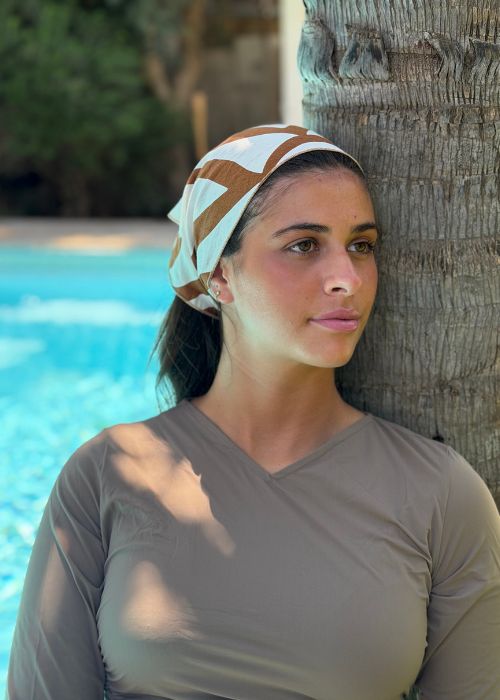 מטפחת משולשת מודפסת לבנה וחומה