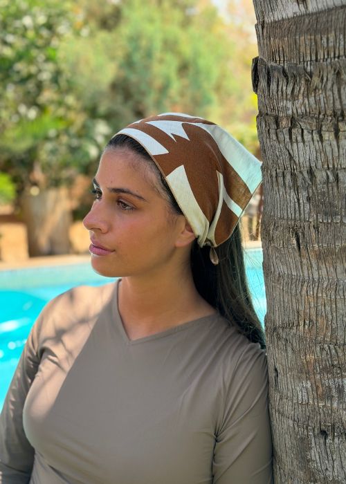 מטפחת משולשת מודפסת לבנה וחומה – תמונה 3
