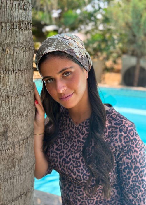 מטפחת משולשת מודפסת אפור חקי