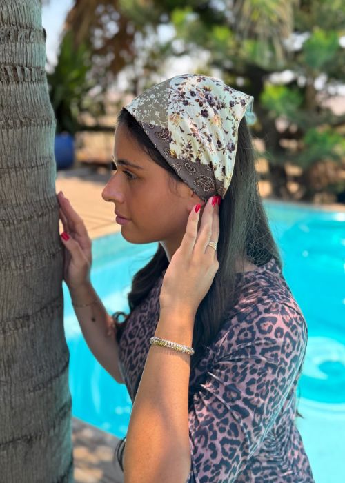 מטפחת משולשת מודפסת אפור חקי – תמונה 3