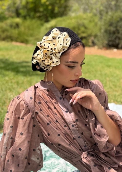 ברט שחור עם פרח מודפסת שמנת עם נקודות שחורות