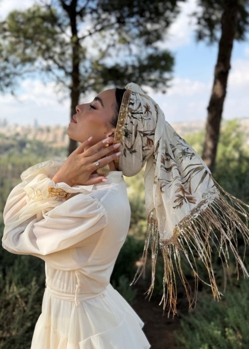 מטפחת ערב לבנה פרחונית עם פס פאייטים ופרנזים זהב – תמונה 7