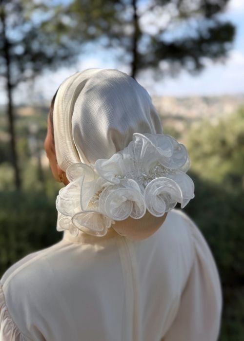 סרט סמוק טול רשת לבן עם פנינים (לא כולל המטפחת) – תמונה 3