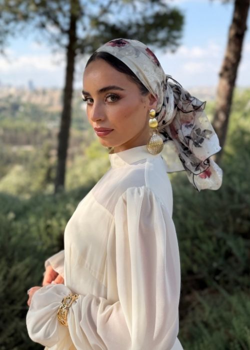 מטפחת ערב מקושקשת אפור עם פרחים בורדו ושחור