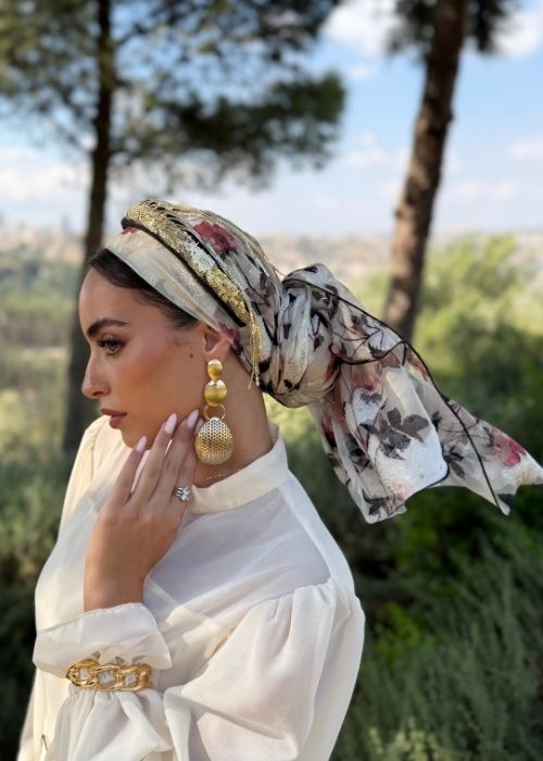 קשת שחורה עם מפל פאייטים זהב (לא כולל המטפחת)