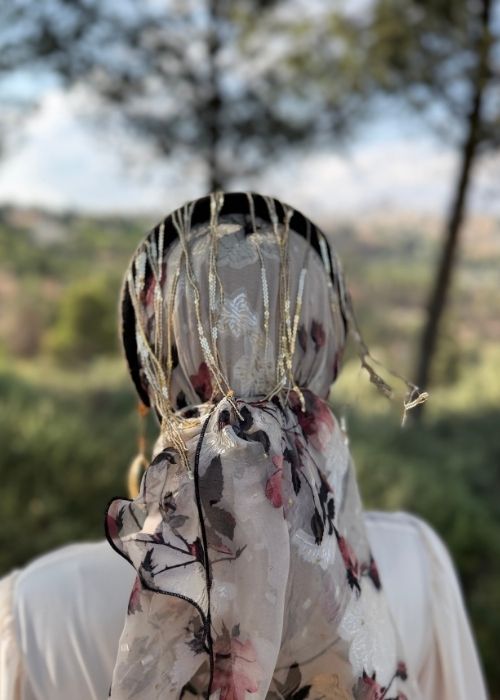 קשת שחורה עם מפל פאייטים זהב (לא כולל המטפחת) – תמונה 3