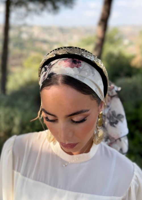 קשת שחורה עם מפל פאייטים זהב (לא כולל המטפחת)