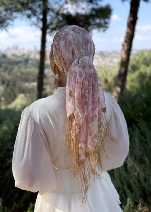 מטפחת ערב לונג מודפסת ורודה עם פס פאייטים ופרנזים זהב