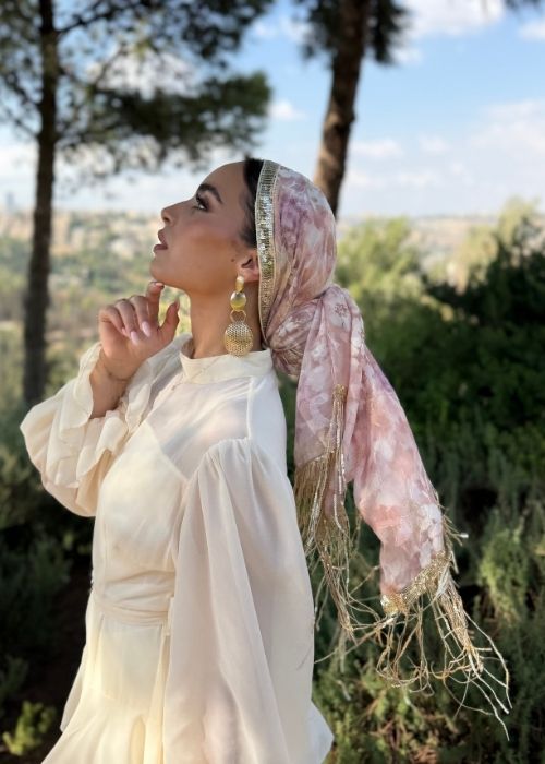מטפחת ערב לונג מודפסת ורודה עם פס פאייטים ופרנזים זהב