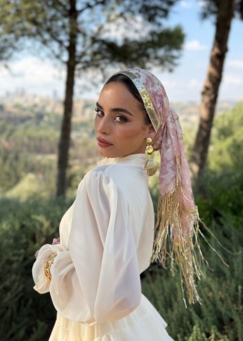 מטפחת ערב לונג מודפסת ורודה עם פס פאייטים ופרנזים זהב – תמונה 3