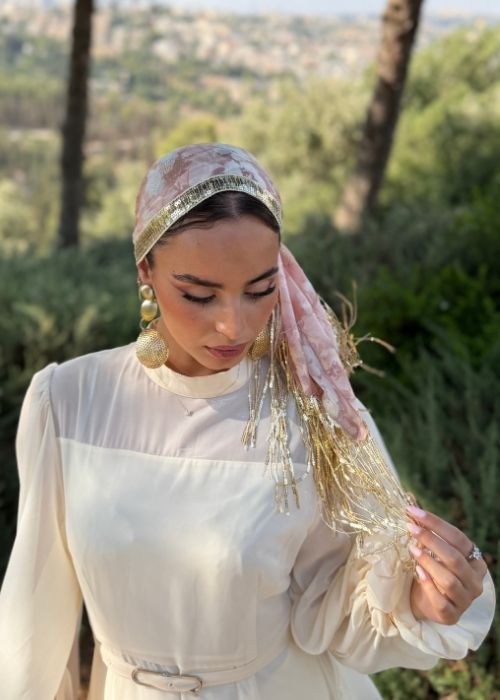 מטפחת ערב לונג מודפסת ורודה עם פס פאייטים ופרנזים זהב – תמונה 5