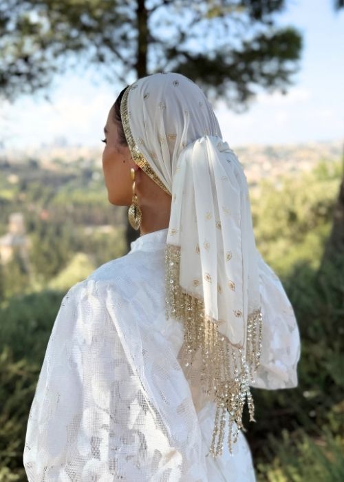 מטפחת ערב מודפסת ולבנה וזהב עם פס פאייטים ופרנזים זהב