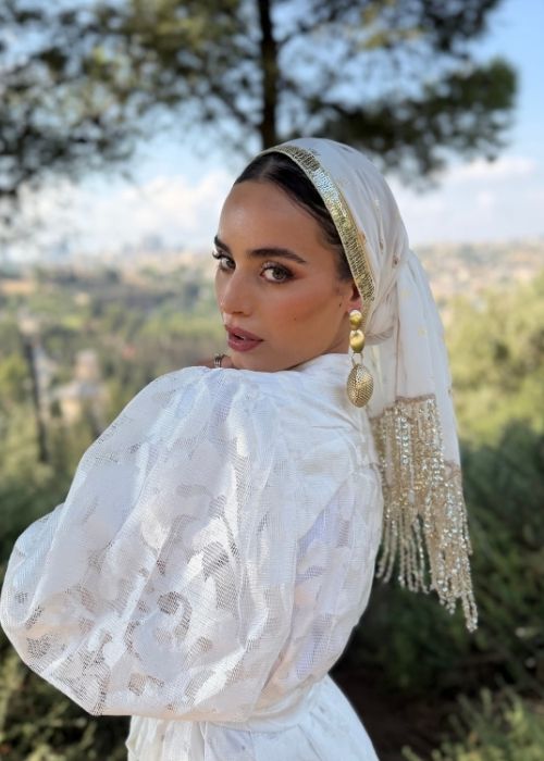 מטפחת ערב מודפסת ולבנה וזהב עם פס פאייטים ופרנזים זהב