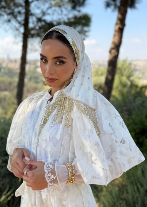 מטפחת ערב מודפסת ולבנה וזהב עם פס פאייטים ופרנזים זהב – תמונה 4