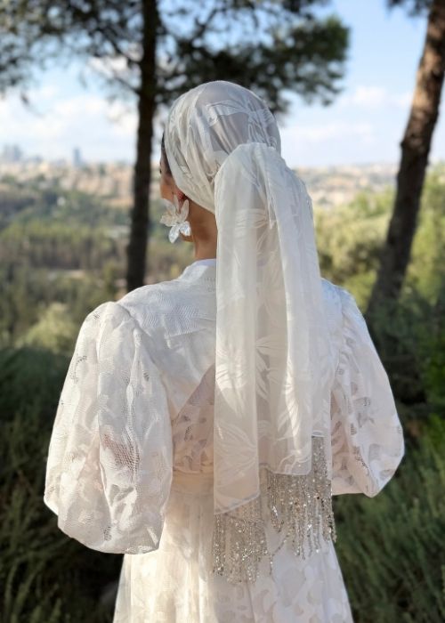 מטפחת ערב מודפסת ולבנה וזהב עם פס פאייטים ופרנזים זהב – תמונה 5