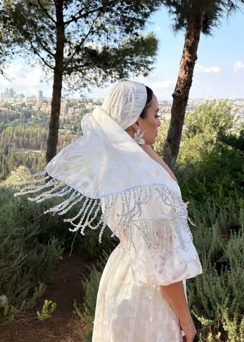 מטפחת ערב לונג לבנה מודפסת עם פרנזים פאייטים כסף