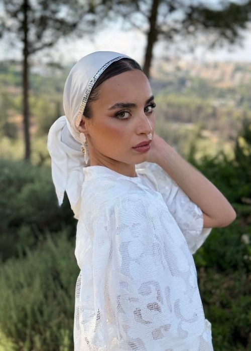 מטפחת משולשת לבנה עם פס פאייטים כסף