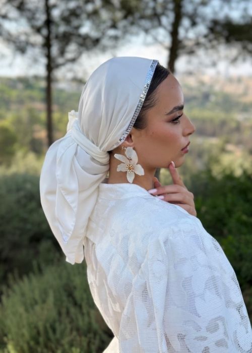 מטפחת משולשת לבנה עם פס פאייטים כסף