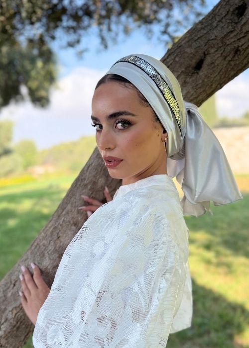 מטפחת כתר סאטן אפור עם פס פאייטים אפור כהה – תמונה 3