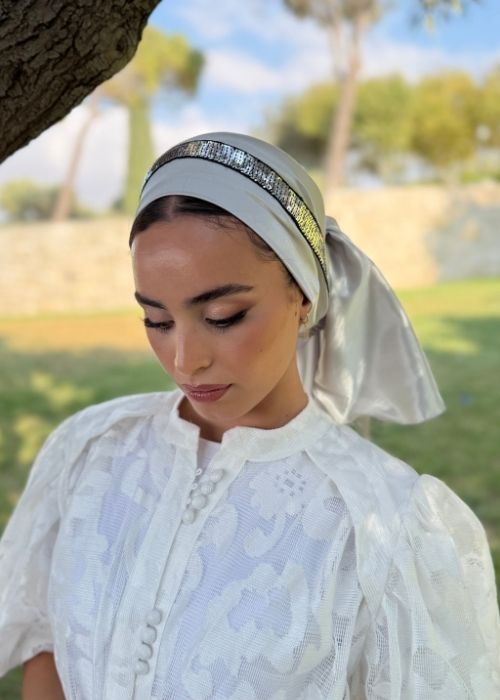 מטפחת כתר סאטן אפור עם פס פאייטים אפור כהה – תמונה 4