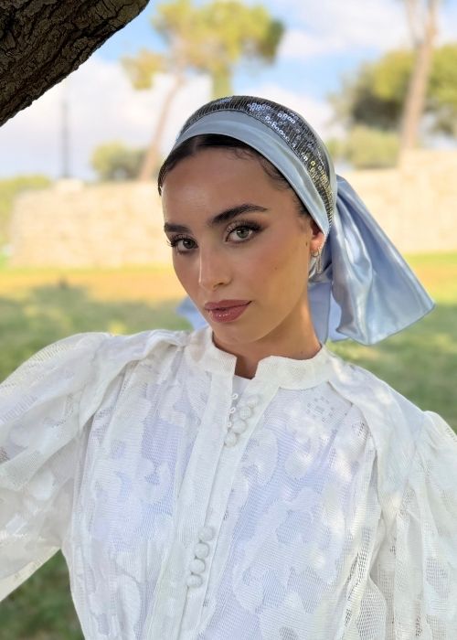 מטפחת כתר סאטן כחולה עם פס פאייטים אפור כהה