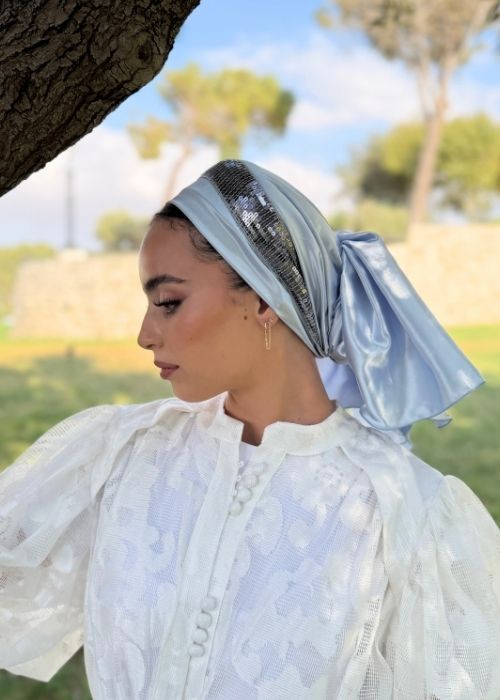 מטפחת כתר סאטן כחולה עם פס פאייטים אפור כהה – תמונה 4