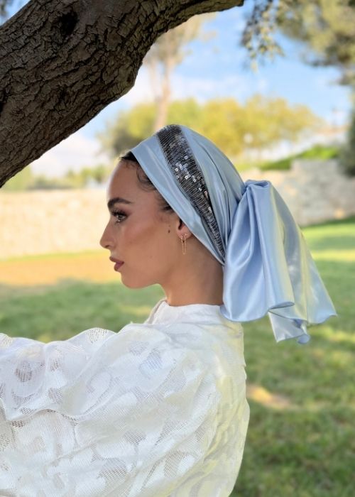מטפחת כתר סאטן כחולה עם פס פאייטים אפור כהה