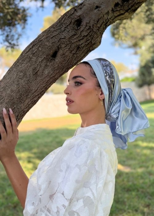 מטפחת כתר סאטן כחולה עם פס פאייטים אפור כהה – תמונה 6